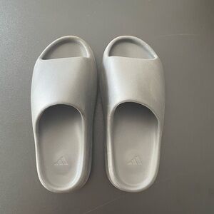 Yeezy slides ‘slate Grey’